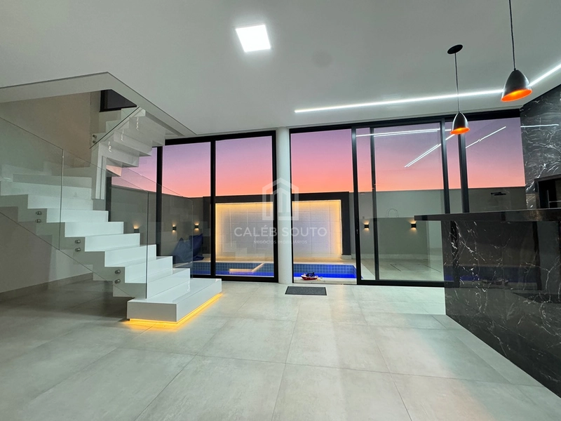 Casa para Locação | Condomínio Verana Parque Alvorada – Marília/SP  Viva com conforto, tecnologia e sofisticação em um dos condomínios mais desejados de Marília.  Esta excelente residência foi projetada para oferecer praticidade, segurança e qualidade de vida para toda a família.  Destaques do imóvel  * 4 dormitórios, sendo 1 suíte; * 3 banheiros + 1 lavabo; * Ampla sala com pé-direito alto; * Área gourmet integrada; * Piscina; * 2 churrasqueiras; * Cozinha planejada com armários; * Armários no quarto de solteiro; * Água quente em todas as torneiras e chuveiros (boiler); * Preparação para ar-condicionado em todos os ambientes; * Preparação para carregador de veículo elétrico; * Janelas dos dormitórios e porta-balcão automatizadas, com comando por Alexa; * Iluminação em LED em toda a residência; * Construção totalmente em laje; * 206 m² de área construída; * Aproximadamente 70 m² de área de depósito.  Uma casa moderna, funcional e preparada para quem valoriza conforto, tecnologia e ambientes amplos, ideal para famílias que desejam morar com tranquilidade e segurança dentro do Condomínio Verana Parque Alvorada.  Agende sua visita e conheça pessoalmente este imóvel exclusivo.  Caléb Souto | Negócios Imobiliários Especialista em casas de condomínio em Marília.: 10ª foto da galeria de imagens do imóvel