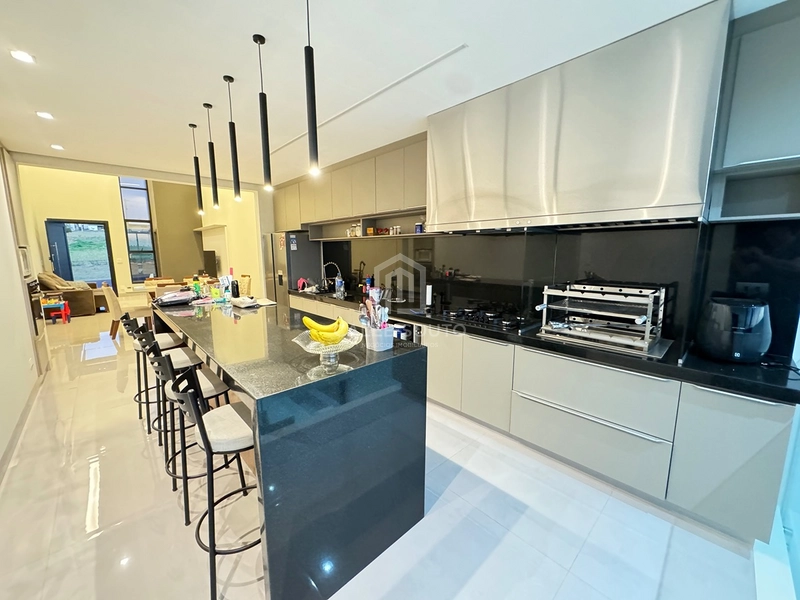 Casa para Locação | Condomínio Verana Parque Alvorada – Marília/SP  Viva com conforto, tecnologia e sofisticação em um dos condomínios mais desejados de Marília.  Esta excelente residência foi projetada para oferecer praticidade, segurança e qualidade de vida para toda a família.  Destaques do imóvel  * 4 dormitórios, sendo 1 suíte; * 3 banheiros + 1 lavabo; * Ampla sala com pé-direito alto; * Área gourmet integrada; * Piscina; * 2 churrasqueiras; * Cozinha planejada com armários; * Armários no quarto de solteiro; * Água quente em todas as torneiras e chuveiros (boiler); * Preparação para ar-condicionado em todos os ambientes; * Preparação para carregador de veículo elétrico; * Janelas dos dormitórios e porta-balcão automatizadas, com comando por Alexa; * Iluminação em LED em toda a residência; * Construção totalmente em laje; * 206 m² de área construída; * Aproximadamente 70 m² de área de depósito.  Uma casa moderna, funcional e preparada para quem valoriza conforto, tecnologia e ambientes amplos, ideal para famílias que desejam morar com tranquilidade e segurança dentro do Condomínio Verana Parque Alvorada.  Agende sua visita e conheça pessoalmente este imóvel exclusivo.  Caléb Souto | Negócios Imobiliários Especialista em casas de condomínio em Marília.: 22ª foto da galeria de imagens do imóvel