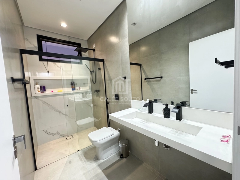 Casa para Locação | Condomínio Verana Parque Alvorada – Marília/SP  Viva com conforto, tecnologia e sofisticação em um dos condomínios mais desejados de Marília.  Esta excelente residência foi projetada para oferecer praticidade, segurança e qualidade de vida para toda a família.  Destaques do imóvel  * 4 dormitórios, sendo 1 suíte; * 3 banheiros + 1 lavabo; * Ampla sala com pé-direito alto; * Área gourmet integrada; * Piscina; * 2 churrasqueiras; * Cozinha planejada com armários; * Armários no quarto de solteiro; * Água quente em todas as torneiras e chuveiros (boiler); * Preparação para ar-condicionado em todos os ambientes; * Preparação para carregador de veículo elétrico; * Janelas dos dormitórios e porta-balcão automatizadas, com comando por Alexa; * Iluminação em LED em toda a residência; * Construção totalmente em laje; * 206 m² de área construída; * Aproximadamente 70 m² de área de depósito.  Uma casa moderna, funcional e preparada para quem valoriza conforto, tecnologia e ambientes amplos, ideal para famílias que desejam morar com tranquilidade e segurança dentro do Condomínio Verana Parque Alvorada.  Agende sua visita e conheça pessoalmente este imóvel exclusivo.  Caléb Souto | Negócios Imobiliários Especialista em casas de condomínio em Marília.: 16ª foto da galeria de imagens do imóvel