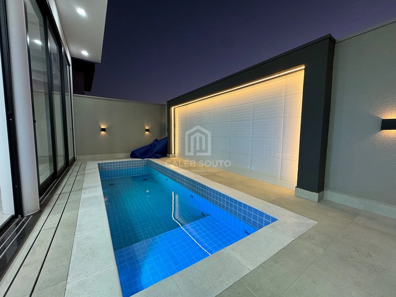 Casa para Locação | Condomínio Verana Parque Alvorada – Marília/SP  Viva com conforto, tecnologia e sofisticação em um dos condomínios mais desejados de Marília.  Esta excelente residência foi projetada para oferecer praticidade, segurança e qualidade de vida para toda a família.  Destaques do imóvel  * 4 dormitórios, sendo 1 suíte; * 3 banheiros + 1 lavabo; * Ampla sala com pé-direito alto; * Área gourmet integrada; * Piscina; * 2 churrasqueiras; * Cozinha planejada com armários; * Armários no quarto de solteiro; * Água quente em todas as torneiras e chuveiros (boiler); * Preparação para ar-condicionado em todos os ambientes; * Preparação para carregador de veículo elétrico; * Janelas dos dormitórios e porta-balcão automatizadas, com comando por Alexa; * Iluminação em LED em toda a residência; * Construção totalmente em laje; * 206 m² de área construída; * Aproximadamente 70 m² de área de depósito.  Uma casa moderna, funcional e preparada para quem valoriza conforto, tecnologia e ambientes amplos, ideal para famílias que desejam morar com tranquilidade e segurança dentro do Condomínio Verana Parque Alvorada.  Agende sua visita e conheça pessoalmente este imóvel exclusivo.  Caléb Souto | Negócios Imobiliários Especialista em casas de condomínio em Marília.: 7ª foto da galeria de imagens do imóvel