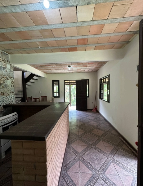 Charmosa casa à venda em meio as montanhas com vista para um sereno riacho.: 5ª foto da galeria de imagens do imóvel