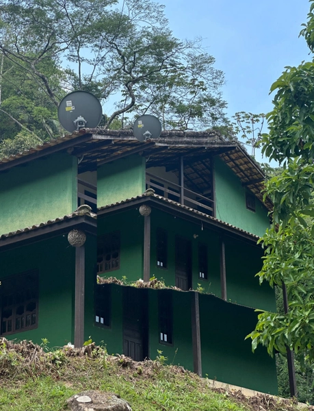 Charmosa casa à venda em meio as montanhas com vista para um sereno riacho.: 1ª foto da galeria de imagens do imóvel