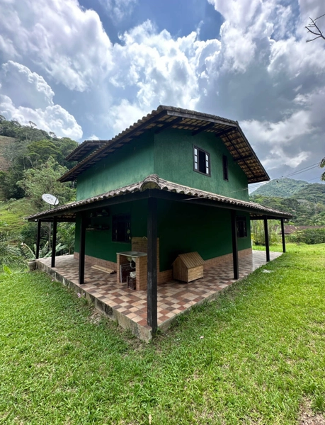 Charmosa casa à venda em meio as montanhas com vista para um sereno riacho.: 2ª foto da galeria de imagens do imóvel