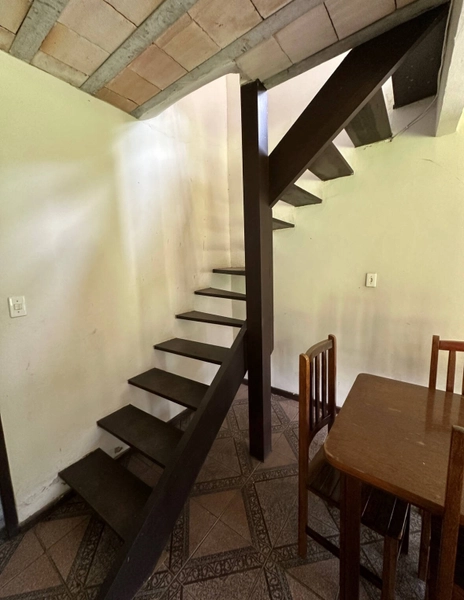 Charmosa casa à venda em meio as montanhas com vista para um sereno riacho.: 6ª foto da galeria de imagens do imóvel