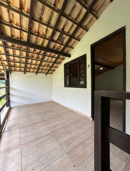 Charmosa casa à venda em meio as montanhas com vista para um sereno riacho.: 9ª foto da galeria de imagens do imóvel