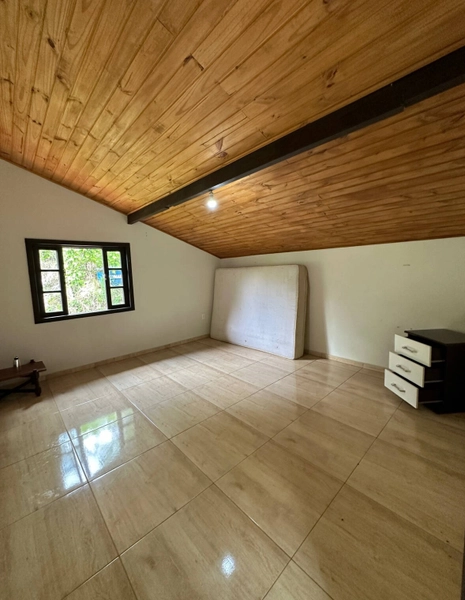 Charmosa casa à venda em meio as montanhas com vista para um sereno riacho.: 8ª foto da galeria de imagens do imóvel