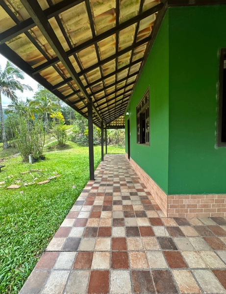 Charmosa casa à venda em meio as montanhas com vista para um sereno riacho.: 3ª foto da galeria de imagens do imóvel