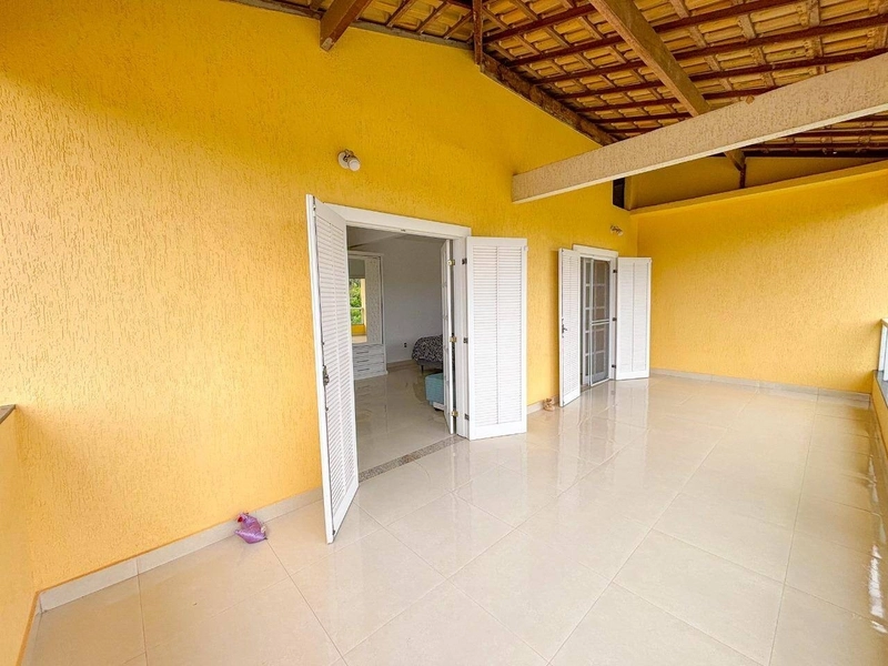 Sítio na Rasa – Um Refúgio Privativo com Três Residências e Muito Verde: 6ª foto da galeria de imagens do imóvel