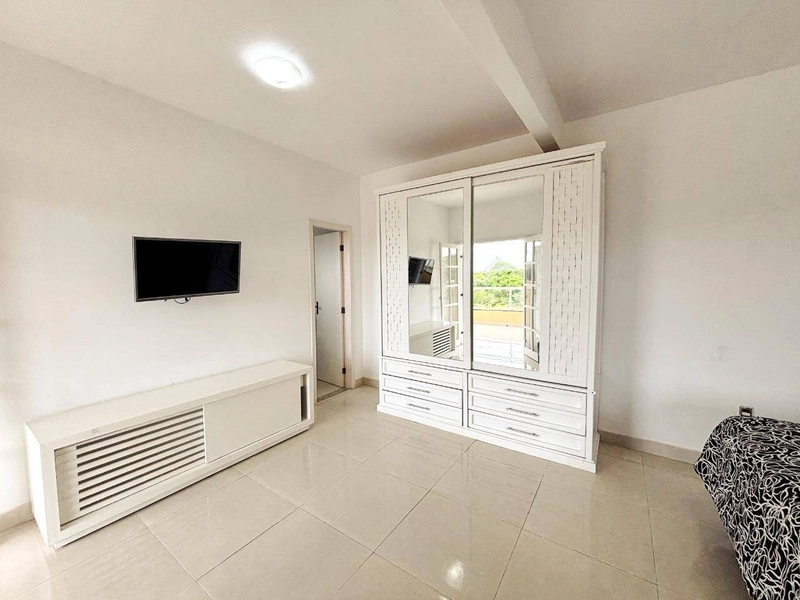 Sítio na Rasa – Um Refúgio Privativo com Três Residências e Muito Verde: 11ª foto da galeria de imagens do imóvel