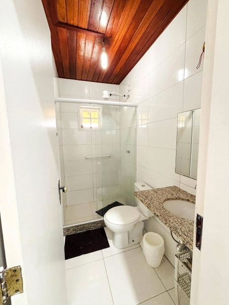 Sítio na Rasa – Um Refúgio Privativo com Três Residências e Muito Verde: 22ª foto da galeria de imagens do imóvel