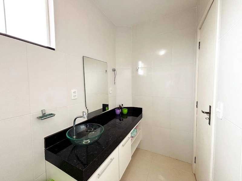 Sítio na Rasa – Um Refúgio Privativo com Três Residências e Muito Verde: 12ª foto da galeria de imagens do imóvel