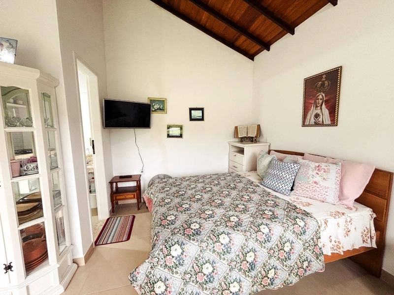 Sítio na Rasa – Um Refúgio Privativo com Três Residências e Muito Verde: 48ª foto da galeria de imagens do imóvel