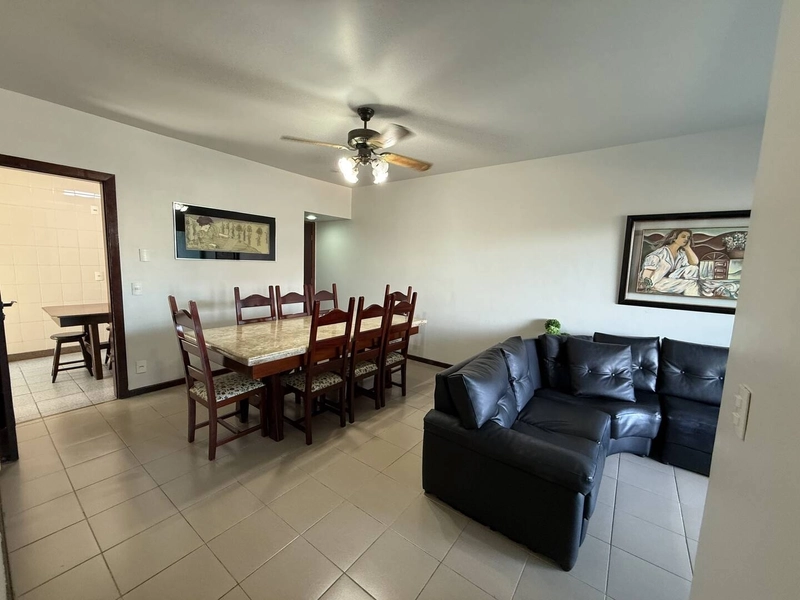 Apartamento Amplo e Varandado a 1 Minuto da Praia: 2ª foto da galeria de imagens do imóvel