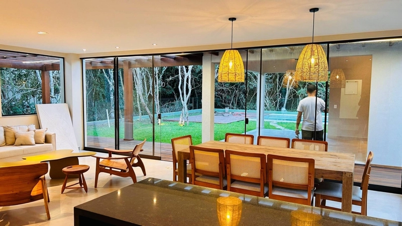 Arquitetura moderna com charme rústico e sofisticação em cada detalhe!: 2ª foto da galeria de imagens do imóvel