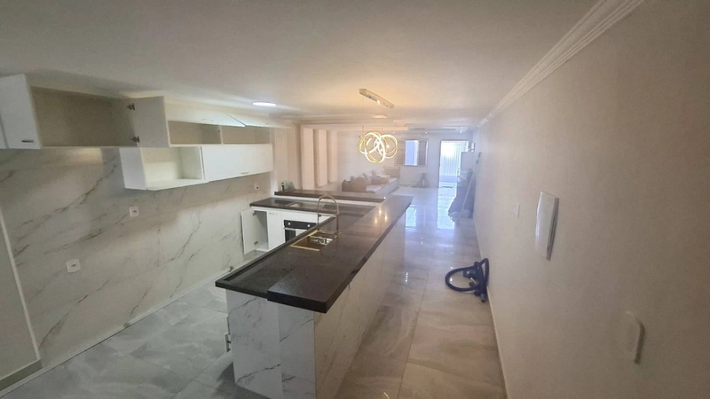 Triplex de Luxo em Condomínio em Unamar: 2ª foto da galeria de imagens do imóvel