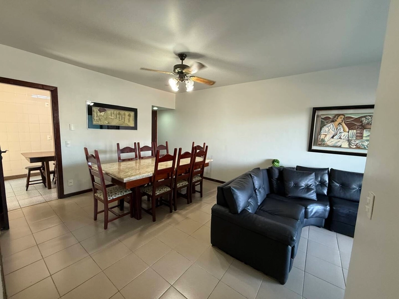 Apartamento Amplo e Varandado a 1 Minuto da Praia: 2ª foto da galeria de imagens do imóvel