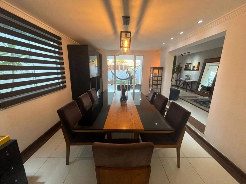 Residência Exclusiva à Beira da Lagoa – Sofisticação e Privacidade: 1ª foto da galeria de imagens do imóvel