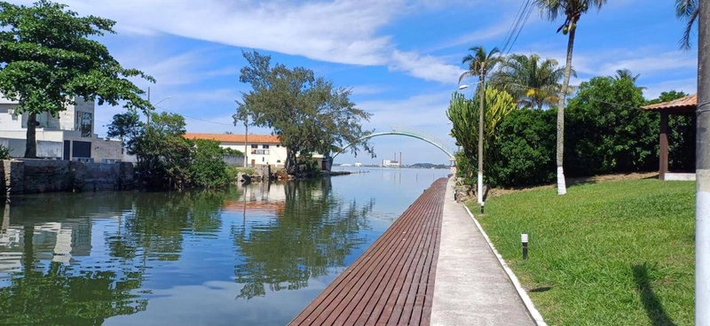 Residência Exclusiva à Beira da Lagoa – Sofisticação e Privacidade: 6ª foto da galeria de imagens do imóvel