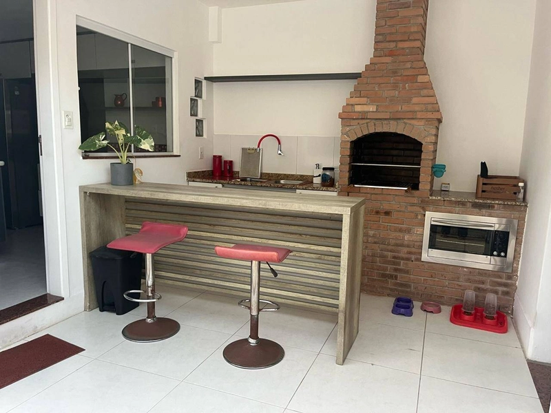 Residência Exclusiva à Beira da Lagoa – Sofisticação e Privacidade: 2ª foto da galeria de imagens do imóvel