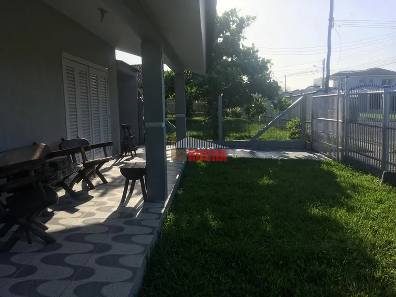 Casa com Piscina a 2 quadras do mar!: 5ª foto da galeria de imagens do imóvel