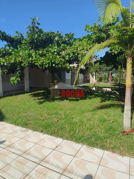 CASA COM LAJE A UMA QUADRA DO MAR!: 3ª foto da galeria de imagens do imóvel