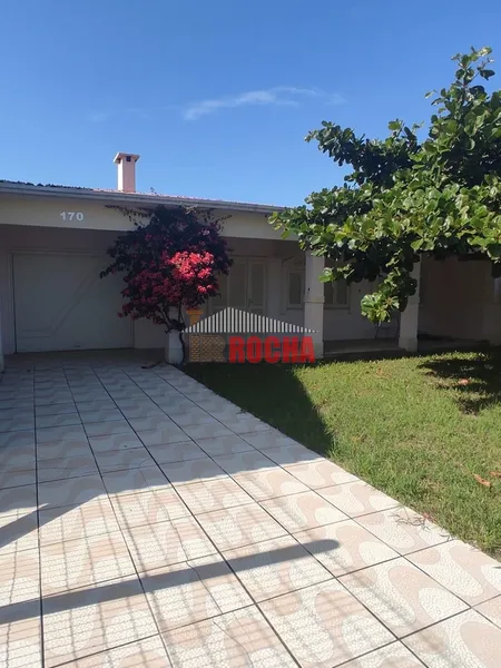 CASA COM LAJE A UMA QUADRA DO MAR!: 1ª foto da galeria de imagens do imóvel