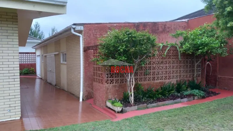 CASA COM AMPLO TERRENO DE ESQUINA 1 QUADRA DO MAR!: 8ª foto da galeria de imagens do imóvel