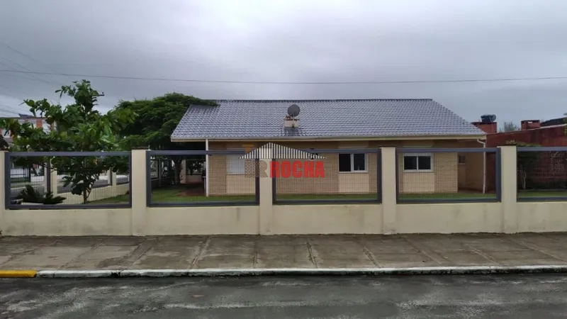 CASA COM AMPLO TERRENO DE ESQUINA 1 QUADRA DO MAR!: 1ª foto da galeria de imagens do imóvel