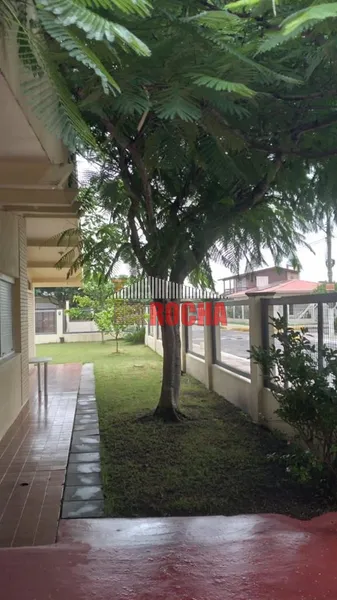 CASA COM AMPLO TERRENO DE ESQUINA 1 QUADRA DO MAR!: 5ª foto da galeria de imagens do imóvel