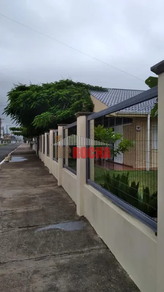 CASA COM AMPLO TERRENO DE ESQUINA 1 QUADRA DO MAR!: 4ª foto da galeria de imagens do imóvel