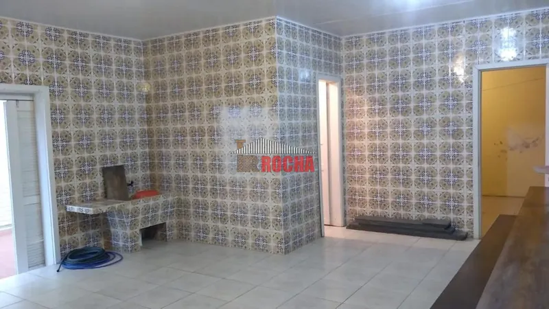 CASA COM AMPLO TERRENO DE ESQUINA 1 QUADRA DO MAR!: 13ª foto da galeria de imagens do imóvel