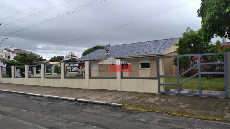 CASA COM AMPLO TERRENO DE ESQUINA 1 QUADRA DO MAR!: 2ª foto da galeria de imagens do imóvel