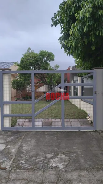 CASA COM AMPLO TERRENO DE ESQUINA 1 QUADRA DO MAR!: 3ª foto da galeria de imagens do imóvel