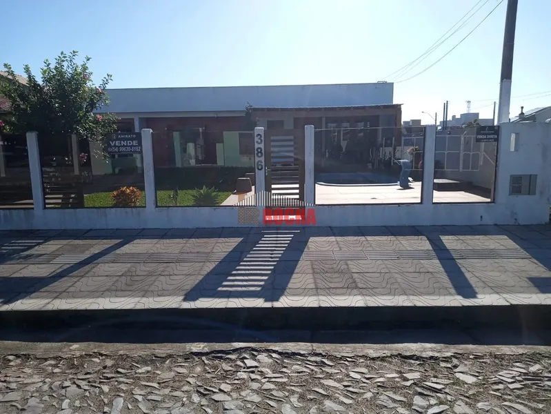 CASA COM PISCINA A POUCOS METROS DO MAR!: 1ª foto da galeria de imagens do imóvel