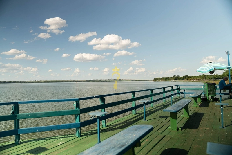 Terreno perto do píer à venda, condomínio Costa Azul: 4ª foto da galeria de imagens do imóvel