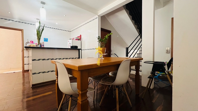 Casa com 3 pavimentos com elevador a venda: 3ª foto da galeria de imagens do imóvel