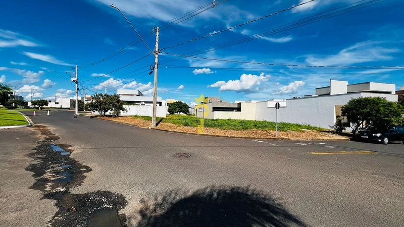 Terreno de esquina à venda no Residencial Barcelona 01: 7ª foto da galeria de imagens do imóvel
