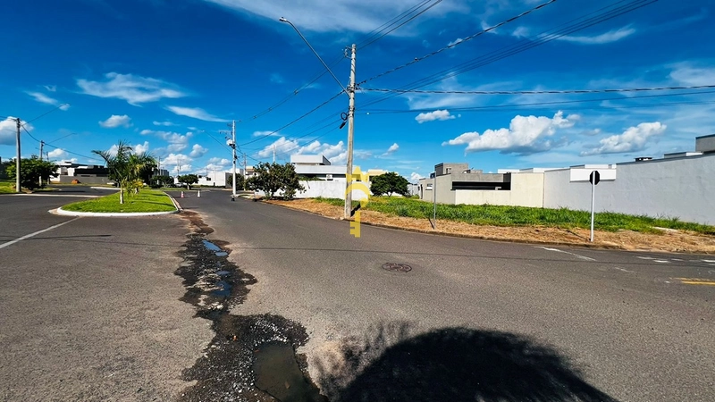 Terreno de esquina à venda no Residencial Barcelona 01: 6ª foto da galeria de imagens do imóvel