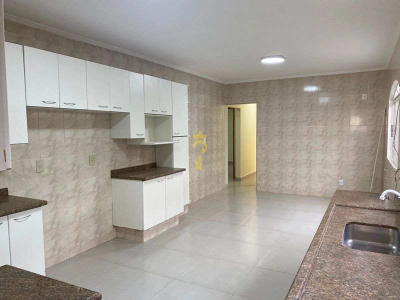 Casa de Esquina à Venda no Bairro Novo Umuarama | 3 Quartos com Suíte, Churrasqueira e Próximo à Santa Casa – Araçatuba: 2ª foto da galeria de imagens do imóvel