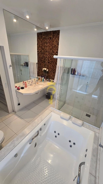 Casa com 2 dormitórios sendo 1 suíte com closet e banheira.: 3ª foto da galeria de imagens do imóvel