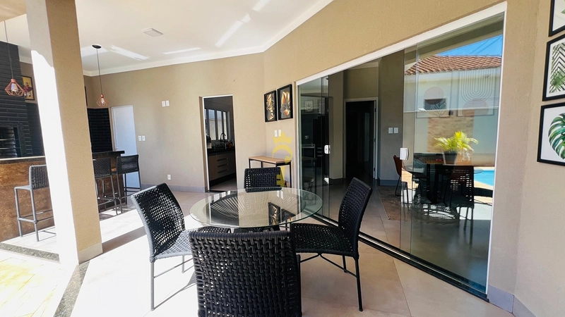 Casa à Venda no Condomínio Serra Dourada | 3 Quartos com Suíte, Piscina, Varanda Gourmet e Quadras de Tênis – Araçatuba: 3ª foto da galeria de imagens do imóvel