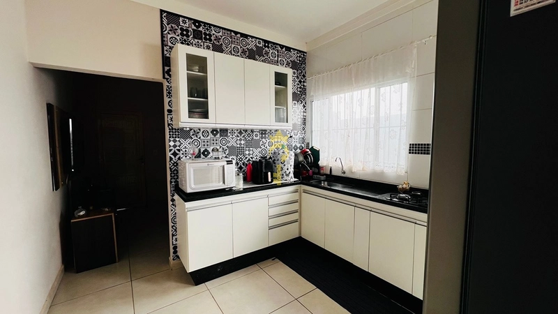 Casa com 2 dormitórios e 2 banheiros com garagem fechada e coberta : 3ª foto da galeria de imagens do imóvel