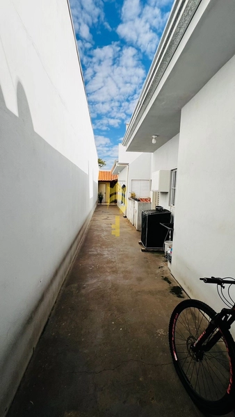 Casa com 2 dormitórios e 2 banheiros com garagem fechada e coberta : 12ª foto da galeria de imagens do imóvel