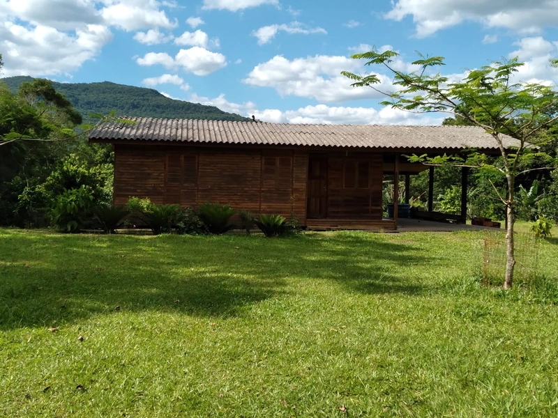ÁREA COM CASA DE MADEIRA: 2ª foto da galeria de imagens do imóvel
