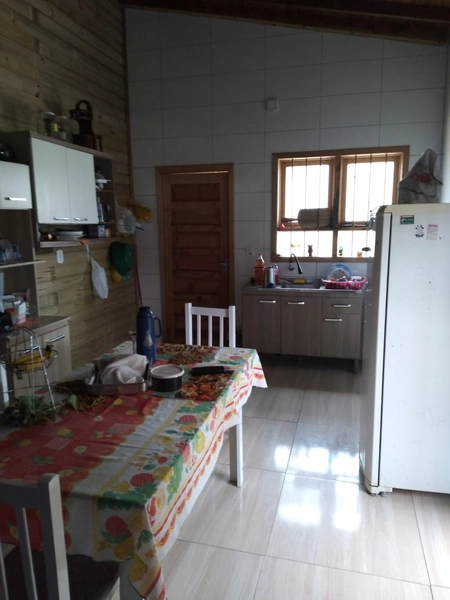 CASA DE MADEIRA EM TERRA DE AREIA: 3ª foto da galeria de imagens do imóvel