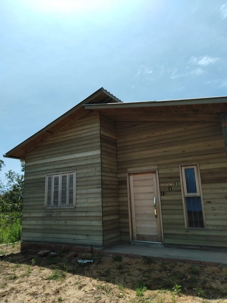 CASA DE MADEIRA EM TERRA DE AREIA: 2ª foto da galeria de imagens do imóvel