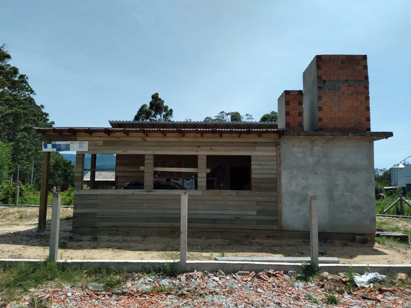 CASA DE MADEIRA EM TERRA DE AREIA: 12ª foto da galeria de imagens do imóvel