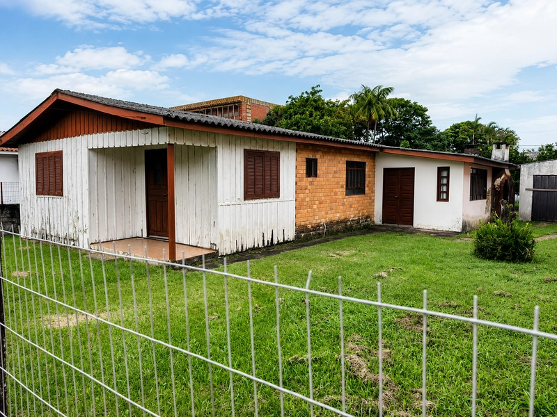 CASA À VENDA  NO CENTRO DE TERRA DE AREIA: 2ª foto da galeria de imagens do imóvel