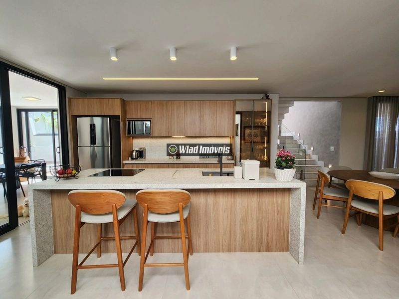 Excelente residência no Condomínio Bosque da Mata, em Valinhos, com 300 m² de terreno e 253 m² de área construída, projetada para oferecer conforto, praticidade e qualidade de vida.: 4ª foto da galeria de imagens do imóvel