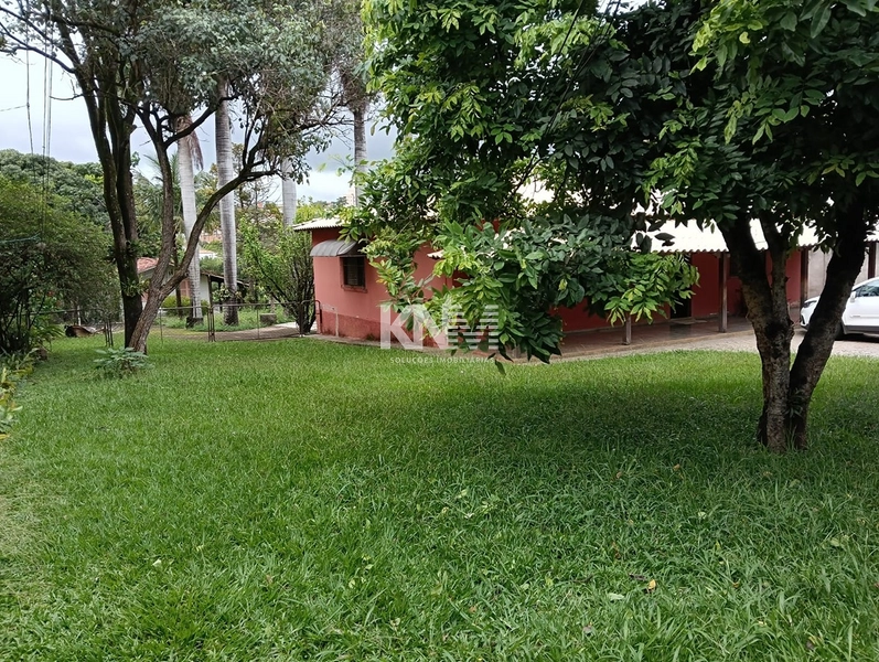 Casa Espaçosa com Terreno Amplo na Av. JK – Itaúna - MG: 2ª foto da galeria de imagens do imóvel